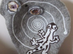 Felted bowl with lizard design